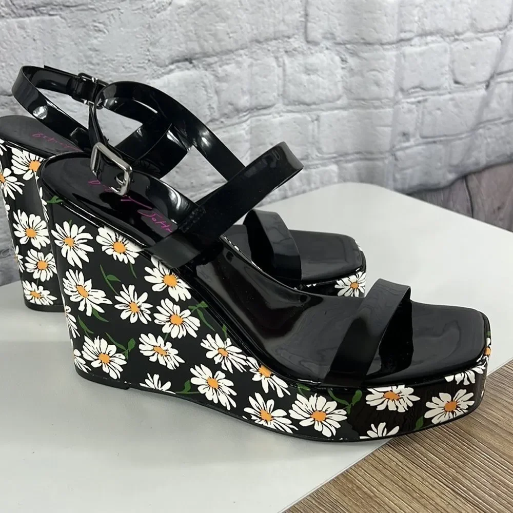 Betsey Johnson Black Patent Daisy Print Wedge Sandals - Picture 2 of 9